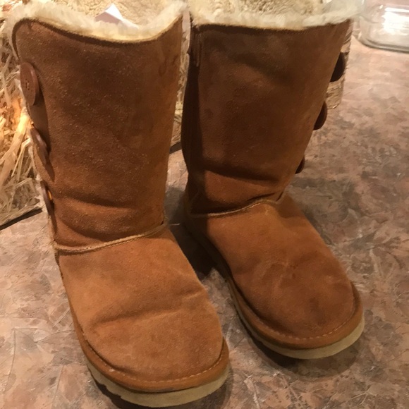 UGG classic shearling lined boots - Picture 1 of 14